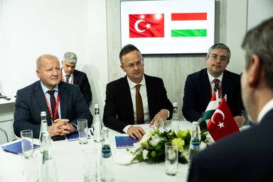 Szijjártó Péter külügyminiszter (középen) az Oroszországi Energiahét című rendezvényen (MTI-fotó)
