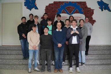 A dunaújvárosi technikum diákjai a kísérőtanárokkal az adai Műszaki Iskolában