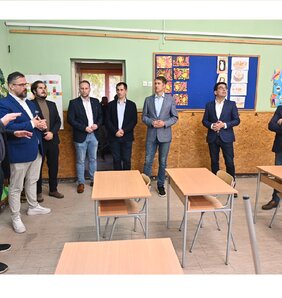 Anyaországi és tartományi támogatással vásárolt padokat az iskola (Fotó: Ótos András felvétele)