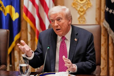 Volodimir Zelenszkij ukrán elnököt a Fehér Házban fogadva Donald Trump azt mondta, kétoldalú találkozó lesz, de tartják a kapcsolatot Zelenszkijjel is (Fotó: Beta/AP)