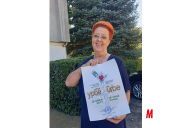 Dr. Varga Lívia Topolya község Pro Urbe díjával (Kazinczy Paszterkó Diana felvétele)