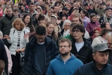 Az újvidéki tiltakozás a Felszabadulás sugárúton. (Fotó: Instagram/zborovinovisad)
