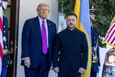 Donald Trump amerikai és Volodimir Zelenszkij ukrán elnök a Fehér Ház bejáratánál. (Fotó: PAP/Hszinhua)