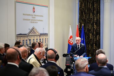 Sulyok Tamás államfő beszédet mond Kassán a magyar főkonzulátuson az 1956-os forradalom és szabadságharc 69. évfordulója alkalmából tartott ünnepségen. (MTI-fotó)
