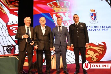 A díjazottak és a polgármester. Dr. Rajko Jović, Veljko Milović, Milan Glušac és Vladimir Knežić (Fotó: Paraczky László)