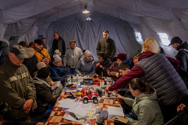 Emberek egy fűtött sátorban a teljes áramszünet alatt Csernyihivben (Fotó: AP via Beta)