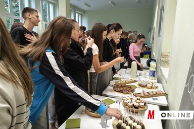 A bemutató végén a jelenlévők –méltó lezárásaként ennek a kulturális és ízélményekben gazdag napnak– megkóstolhatták a helyi vállalkozók által kiállított termékeket (Horváth Zsolt felvétele)