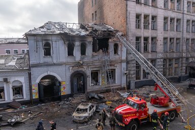 Tűzoltók oltották el a tüzet, miután orosz dróntámadás ért egy óvodát Harkivban (Fotó: AP via Beta)