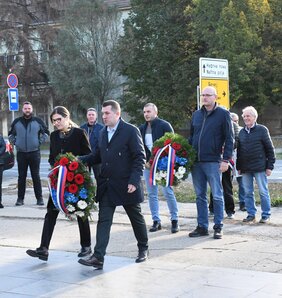 A delegációk Turián Petar Drapšin néphős szobránál koszorúztak (Fotó: Paraczky László)