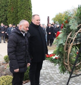 Szatmári Adrián és Tomik Nimród koszorúzza dr. Rajki Márton emléktábláját. (Lakatos János felvétele)