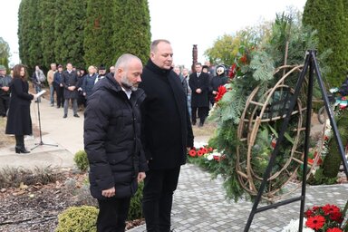 Szatmári Adrián és Tomik Nimród koszorúzza dr. Rajki Márton emléktábláját. (Lakatos János felvétele) Szatmári Adrián és Tomik Nimród koszorúzza dr. Rajki Márton emléktábláját. (Lakatos János felvétele)