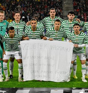 A Ferencváros kezdőcsapata Salzburgban a mérkőzés előtt „Veletek vagyunk!” feliratú molinóval üzent a szurkolóknak (Fotó: MTI)