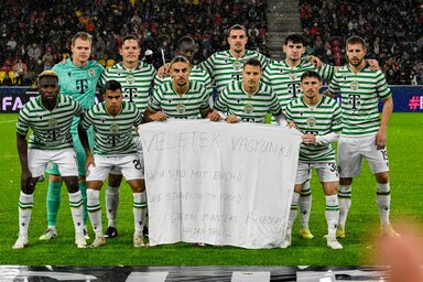 A Ferencváros kezdőcsapata Salzburgban a mérkőzés előtt „Veletek vagyunk!” feliratú molinóval üzent a szurkolóknak (Fotó: MTI) A Ferencváros kezdőcsapata Salzburgban a mérkőzés előtt „Veletek vagyunk!” feliratú molinóval üzent a szurkolóknak (Fotó: MTI)