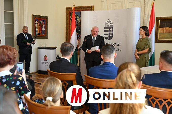 Az átadási ceremónián Az átadási ceremónián