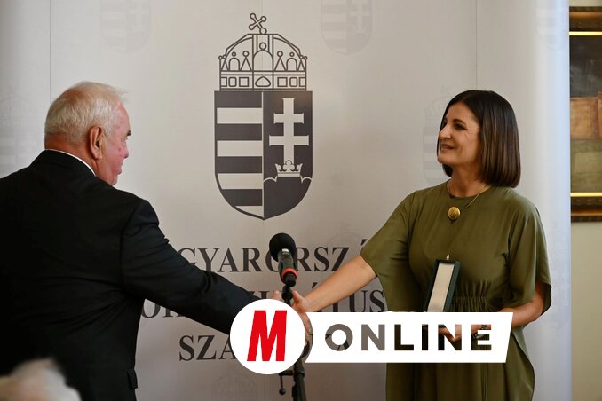 Varga Szilveszternek Csallóközi Eszter, Magyarország szabadkai főkonzulja adta át a kitüntetést Varga Szilveszternek Csallóközi Eszter, Magyarország szabadkai főkonzulja adta át a kitüntetést