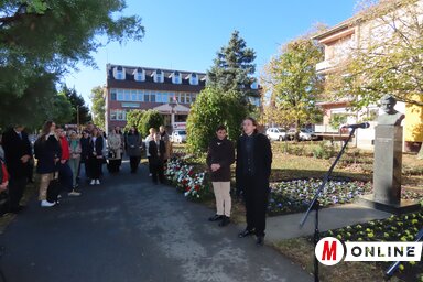 Gusztony Endre és Sadiković Marijo performance-ja az adai Szarvas-szobornál. (Csincsik Zsolt felvétele) Gusztony Endre és Sadiković Marijo performance-ja az adai Szarvas-szobornál. (Csincsik Zsolt felvétele)