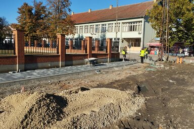 A járdákat behaton térkővel burkolják (Fotó: Kancsár Izabella) A járdákat behaton térkővel burkolják (Fotó: Kancsár Izabella)