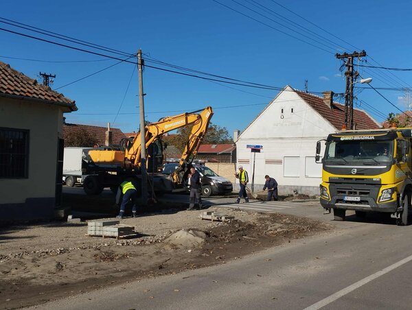 Jelenleg az utca egyik oldalán zajlanak a munkálatok (Fotó: Kancsár Izabella) Jelenleg az utca egyik oldalán zajlanak a munkálatok (Fotó: Kancsár Izabella)