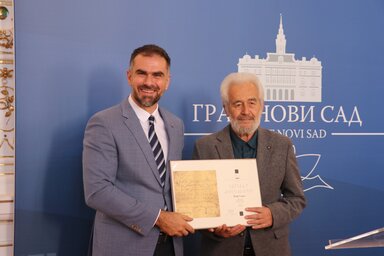 Žarko Mićin polgármester átadta az idei Miroslav Antić-díjat Đorđe Sladoje költőnek (Fotó: novisad.rs) Žarko Mićin polgármester átadta az idei Miroslav Antić-díjat Đorđe Sladoje költőnek (Fotó: novisad.rs)