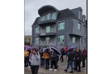 Munkások a gyár bejárata előtt (Fotó: Facebook/Screenshot) Munkások a gyár bejárata előtt (Fotó: Facebook/Screenshot)