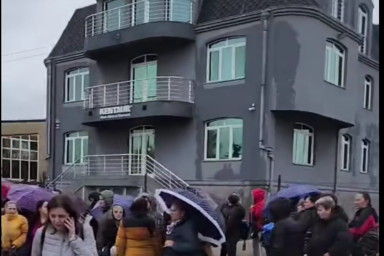 A vranjei Kentaur Balkans gyár munkásai egy héttel ezelőtt a gyár bejárata előtt szembesültek munkájuk elvesztésével (Fotó: Facebook/Screenshot)