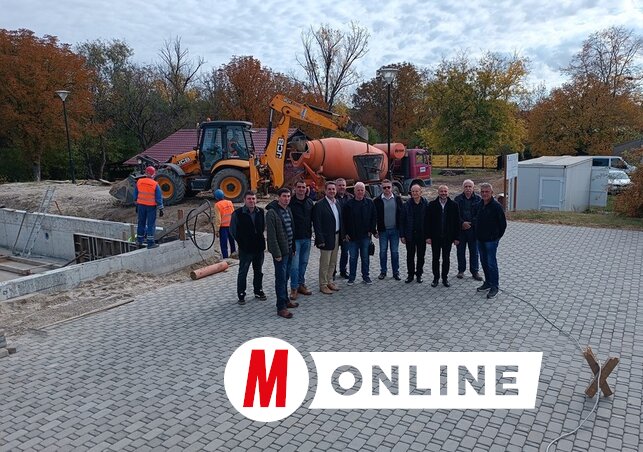 Épül a medence a Rekiben Épül a medence a Rekiben