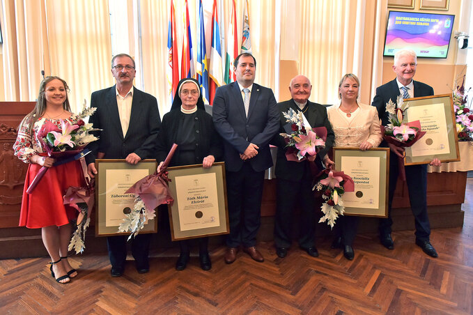 A Pro Urbe díjakat Fejsztámer Róbert, Magyarkanizsa község polgármestere adta át (Gergely Árpád felvétele)