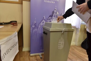 Levélszavazás a szabadkai főkonzulátuson (Fotó: Molnár Edvárd/archív)