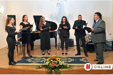 Az iskola tanárai különböző formációkban léptek színpadra. (Fotó: Gergely Árpád)