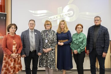 Altorjai Anita, Sipos József, Siklósi Beatrix, Novodomszky Éva műsorvezető, Bíró Erzsébet, a Munkácsi Megyei Gyerekkórház igazgatóhelyettese és Velkey György (Fotó: MTI) Altorjai Anita, Sipos József, Siklósi Beatrix, Novodomszky Éva műsorvezető, Bíró Erzsébet, a Munkácsi Megyei Gyerekkórház igazgatóhelyettese és Velkey György (Fotó: MTI)