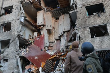 Mentőalakulatok érkeztek a helyszínre, miután egy orosz rakéta eltalált egy épületet az ukrajnai Zaporizzsjában (Fotó: AP via Beta) Mentőalakulatok érkeztek a helyszínre, miután egy orosz rakéta eltalált egy épületet az ukrajnai Zaporizzsjában (Fotó: AP via Beta)