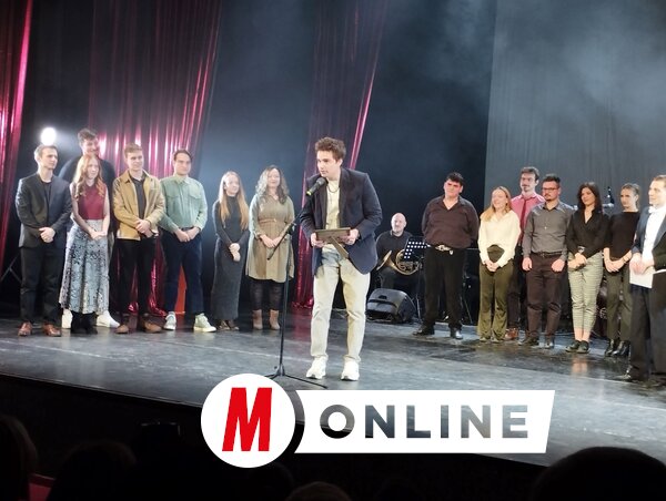 Nagrada „10-ka” dodeljena je Benetu Vilmanjiju fotografija Melinde Lukač) Nagrada „10-ka” dodeljena je Benetu Vilmanjiju fotografija Melinde Lukač)