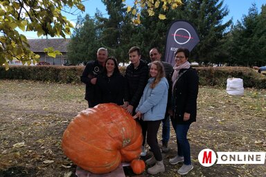 A Kossuth rádió munkatársai és vendéglátóik a tangazdaságban (Fotó: Tóth Péter felvétele) A Kossuth rádió munkatársai és vendéglátóik a tangazdaságban (Fotó: Tóth Péter felvétele)