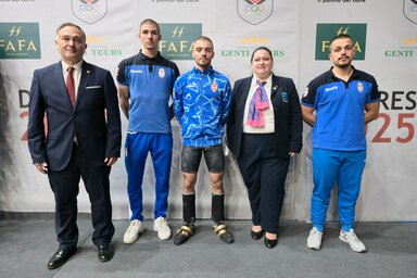 Bencsik Masa Balázs (balról a második), Aleksandar Saulić (balról a harmadik) és Rozsnyik Ervin (jobbról az első) a szerb szövetség képviselőivel (Fotó: Spartacus Súlyemelőklub) Bencsik Masa Balázs (balról a második), Aleksandar Saulić (balról a harmadik) és Rozsnyik Ervin (jobbról az első) a szerb szövetség képviselőivel (Fotó: Spartacus Súlyemelőklub)