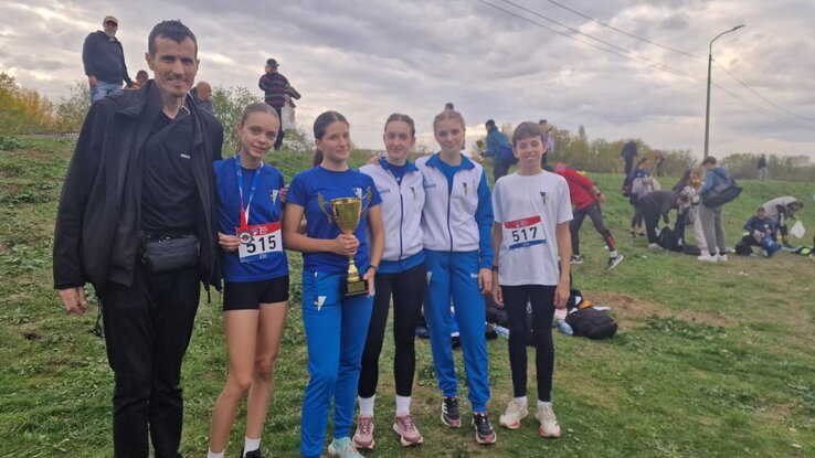 A szabadkai atléták Zvezdan Kalmar edzővel (Fotó: Spartacus Atlétikaklub) A szabadkai atléták Zvezdan Kalmar edzővel (Fotó: Spartacus Atlétikaklub)