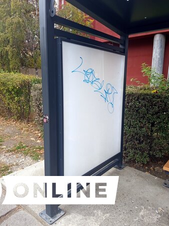 A Patria Hotelnél lévő megálló a vandálok céltáblájává vált (Benedek Miklós felvétele) A Patria Hotelnél lévő megálló a vandálok céltáblájává vált (Benedek Miklós felvétele)