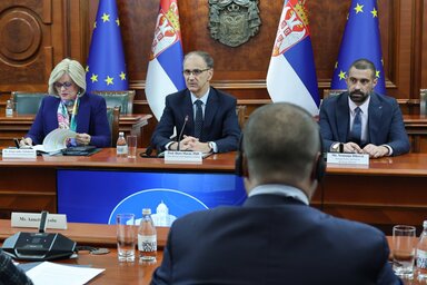 Đuro Macut miniszterelnök (középen) az IMF küldöttségével tárgyal (Fotó: Beta)