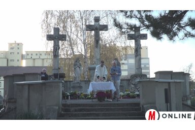 A szentmisét a temető kálváriadombján mutatták be (Fotó: Pro Media)