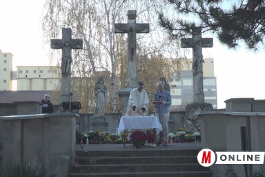 A szentmisét a temető kálváriadombján mutatták be (Fotó: Pro Media)