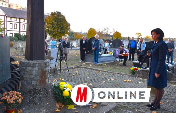 Burány Hajnalka polgármester elhelyezte az emlékezés koszorúját (Fotó: Thurzó Lajos MOK) Burány Hajnalka polgármester elhelyezte az emlékezés koszorúját (Fotó: Thurzó Lajos MOK)