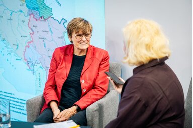 Karikó Katalin és munkatársunk, Miklós Hajnalka az interjú elkészítése közben (Fotó: Sahin-Tóth István / Szegedi Tudományegyetem)
