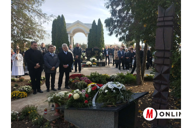 A VMSZ képviselői elhelyezték a kegyelet virágait a péterrévei katolikus temetőben az áldozatok emlékére állított kopjafánál (Kancsár Izabella felvétele)