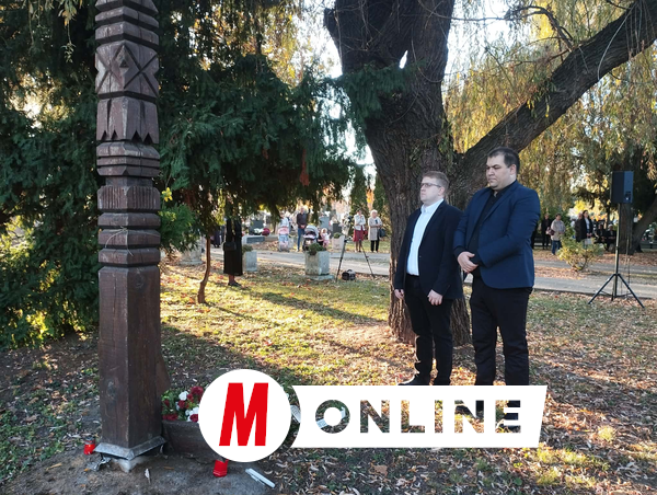 A helyi önkormányzat képviselői elhelyezték az emlékezés virágait Óbecsén a belvárosi katolikus temetőben lévő kopjafánál  (Kancsár Izabella felvétele)