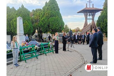 A magyarkanizsai önkormányzat nevében Fejsztámer Róbert polgámester és Újvári Zsombor, a községi képviselő-testület elnöke koszorúzott. (Fotó: BJK)