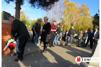 Koszorúzás az emlékoszlopnál. (Kecskés István felvétele)