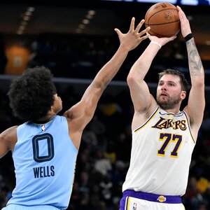 Dončić (labdával) 44 ponttal segítette győzelemhez a Lakerst (Fotó: Beta/AP)