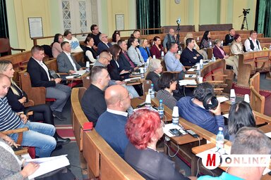 A zentai képviselő-testület tagjai a napirendi pontok megvitatása közben (Fotó: Gergely Árpád felvétele)