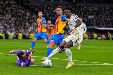 Az előzményeket figyelembe véve Vinícius Júniorék (labdával) valamelyest esélyesebbnek számítanak ma, mint a Liverpool (Fotó: Beta/AP)