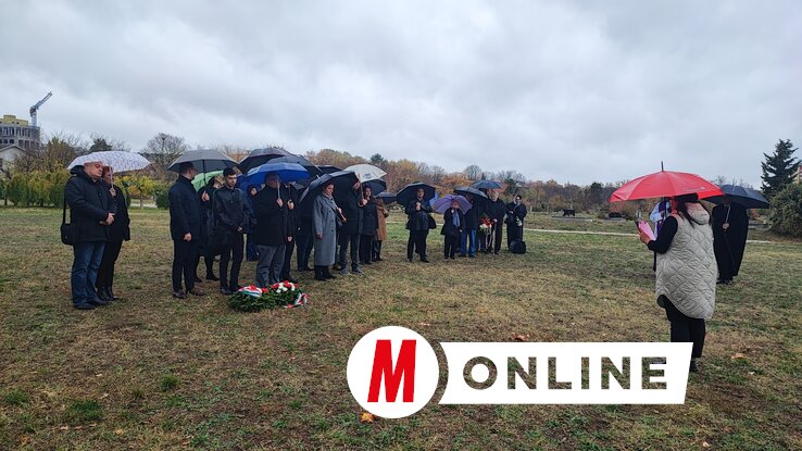 Az esős idő ellenére sokan jelen voltak (Fotó: Rapos Emma felvétele)