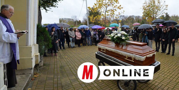 Családtagjai, barátai és munkatársai rótták le kegyeletüket (Fotó: Dávid Csilla felvétele)